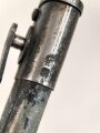 1.Weltkrieg Ersatzseitengewehr Typ EB 42  mit gerilltem Stahlgriff und Säge, Reste von schwarzem Originallack auf Stahlscheide, diese am Ort mit ca 6,5 cm offener Lötstelle.