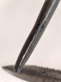 1.Weltkrieg Ersatzseitengewehr Typ EB 42  mit gerilltem Stahlgriff und Säge, Reste von schwarzem Originallack auf Stahlscheide, diese am Ort mit ca 6,5 cm offener Lötstelle.