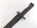 1.Weltkrieg Ersatzseitengewehr Typ EB 42  mit gerilltem Stahlgriff und Säge, Reste von schwarzem Originallack auf Stahlscheide, diese am Ort mit ca 6,5 cm offener Lötstelle.