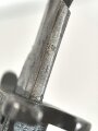 1.Weltkrieg Ersatzseitengewehr Typ EB 42  mit gerilltem Stahlgriff und Säge, Reste von schwarzem Originallack auf Stahlscheide, diese am Ort mit ca 6,5 cm offener Lötstelle.
