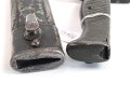 1.Weltkrieg Ersatzseitengewehr Typ EB 42  mit gerilltem Stahlgriff und Säge, Reste von schwarzem Originallack auf Stahlscheide, diese am Ort mit ca 6,5 cm offener Lötstelle.