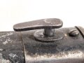 1.Weltkrieg Ersatzseitengewehr Typ EB 42  mit gerilltem Stahlgriff und Säge, Reste von schwarzem Originallack auf Stahlscheide, diese am Ort mit ca 6,5 cm offener Lötstelle.