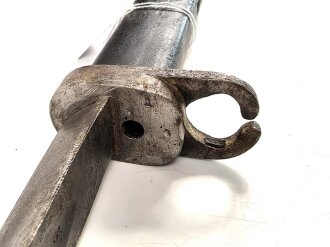 1.Weltkrieg Ersatzseitengewehr  mit gegossenem Stahlgriff und Dillenbajonettklinge mit deutscher Abnahme, Klingenspitze beschädigt, Griff nachlackiert,