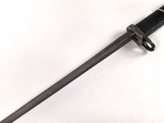 1.Weltkrieg Ersatzseitengewehr  mit gegossenem Stahlgriff und Dillenbajonettklinge mit deutscher Abnahme, Klingenspitze beschädigt, Griff nachlackiert,