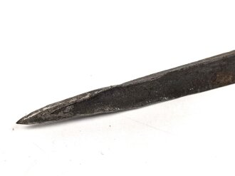 1.Weltkrieg Ersatzseitengewehr  mit gegossenem Stahlgriff und Dillenbajonettklinge mit deutscher Abnahme, Klingenspitze beschädigt, Griff nachlackiert,