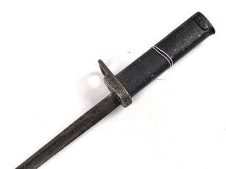 1.Weltkrieg Ersatzseitengewehr  mit gegossenem Stahlgriff und Dillenbajonettklinge mit deutscher Abnahme, Klingenspitze beschädigt, Griff nachlackiert,