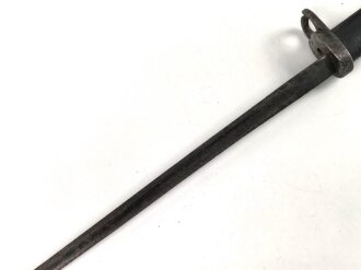 1.Weltkrieg Ersatzseitengewehr  mit gegossenem Stahlgriff und Dillenbajonettklinge mit deutscher Abnahme, Klingenspitze beschädigt, Griff nachlackiert,