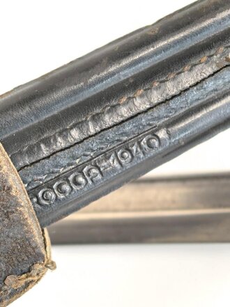 Italien, Seitengewehr Modell Carcano 1891 mit Koppelschuh, Lederscheide, mit geschwärzten Stahlbeschlägen,