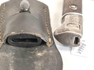 Italien, Seitengewehr Modell Carcano 1891 mit Koppelschuh, Lederscheide, mit geschwärzten Stahlbeschlägen,