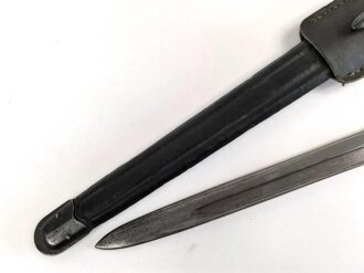 Italien, Seitengewehr Modell Carcano 1891 mit Koppelschuh, Lederscheide, mit geschwärzten Stahlbeschlägen,