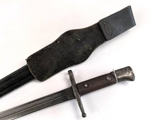 Italien, Seitengewehr Modell Carcano 1891 mit Koppelschuh, Lederscheide, mit geschwärzten Stahlbeschlägen,