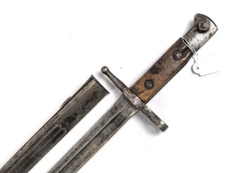 Italien, Seitengewehr Modell Carcano 1891 , Stahlscheide mit Sicken, offene Lötstelle ca 12 cm , Griffschale an der Vernietung ausgebrochen ,aber fest
