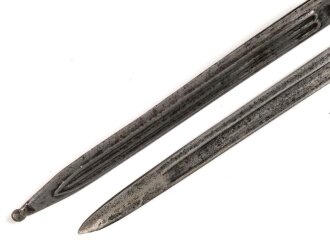 Italien, Seitengewehr Modell Carcano 1891 , Stahlscheide mit Sicken, offene Lötstelle ca 12 cm , Griffschale an der Vernietung ausgebrochen ,aber fest