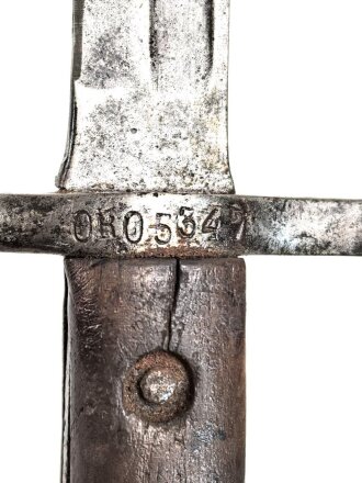 Italien, Seitengewehr Modell Carcano 1891 , Stahlscheide mit Sicken, offene Lötstelle ca 12 cm , Griffschale an der Vernietung ausgebrochen ,aber fest