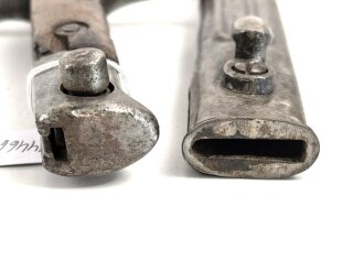 Italien, Seitengewehr Modell Carcano 1891 , Stahlscheide mit Sicken, offene Lötstelle ca 12 cm , Griffschale an der Vernietung ausgebrochen ,aber fest