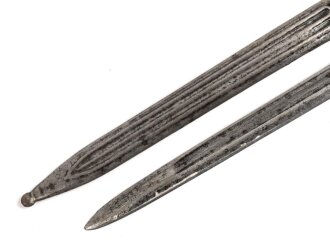 Italien, Seitengewehr Modell Carcano 1891 , Stahlscheide mit Sicken, offene Lötstelle ca 12 cm , Griffschale an der Vernietung ausgebrochen ,aber fest