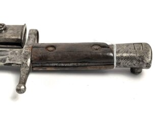 Italien, Seitengewehr Modell Carcano 1891 , Stahlscheide mit Sicken, offene Lötstelle ca 12 cm , Griffschale an der Vernietung ausgebrochen ,aber fest
