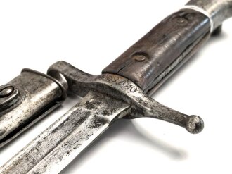 Italien, Seitengewehr Modell Carcano 1891 , Stahlscheide mit Sicken, offene Lötstelle ca 12 cm , Griffschale an der Vernietung ausgebrochen ,aber fest