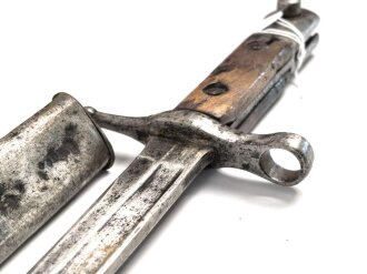 Italien, Seitengewehr Modell Carcano 1891 , Stahlscheide mit Sicken, offene Lötstelle ca 12 cm , Griffschale an der Vernietung ausgebrochen ,aber fest