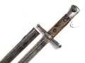 Italien, Seitengewehr Modell Carcano 1891 , Stahlscheide mit Sicken, offene Lötstelle ca 12 cm , Griffschale an der Vernietung ausgebrochen ,aber fest
