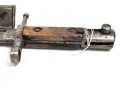 Italien, Seitengewehr Modell Carcano 1891 , Stahlscheide mit Sicken, offene Lötstelle ca 12 cm , Griffschale an der Vernietung ausgebrochen ,aber fest