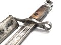 Italien, Seitengewehr Modell Carcano 1891 , Stahlscheide mit Sicken, offene Lötstelle ca 12 cm , Griffschale an der Vernietung ausgebrochen ,aber fest