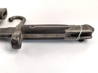 Italien, Seitengewehr Modell Vetterli 1870, Lederscheide mit Messingbeschlägen, ungereinigt, Scheide geschrumpft  ca 27 mm