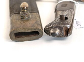 Italien, Seitengewehr Modell Vetterli 1870, Lederscheide mit Messingbeschlägen, ungereinigt, Scheide geschrumpft  ca 27 mm