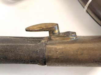 Italien, Seitengewehr Modell Vetterli 1870, Lederscheide mit Messingbeschlägen, ungereinigt, Scheide geschrumpft  ca 27 mm