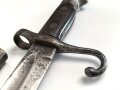 Italien, Seitengewehr Modell Vetterli 1870, Lederscheide mit Messingbeschlägen, ungereinigt, Scheide geschrumpft  ca 27 mm