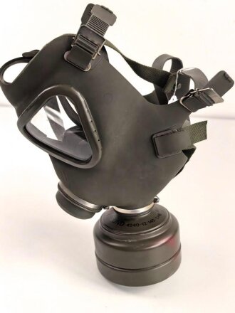 Bundeswehr, Gasmaske Modell 1965 mit Filter . Gebraucht,...