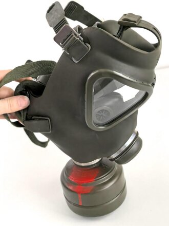 Bundeswehr, Gasmaske Modell 1965 mit Filter . Gebraucht,...