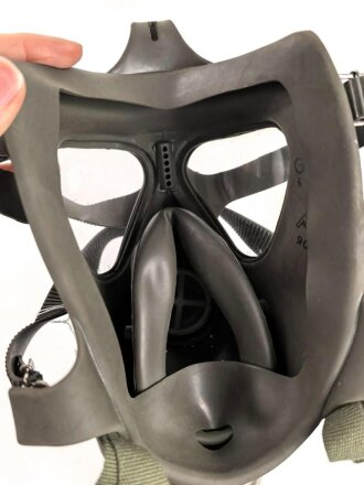 Bundeswehr, Gasmaske Modell 1965 mit Filter . Gebraucht, NUR FÜR DEKORATIONSZWECKE