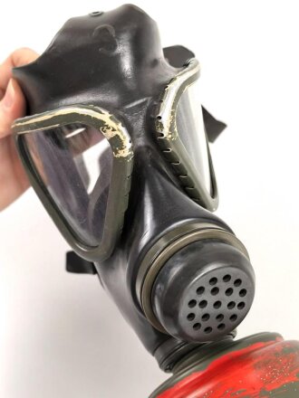 Bundeswehr, Gasmaske Modell 1965 mit Filter . Gebraucht, NUR FÜR DEKORATIONSZWECKE