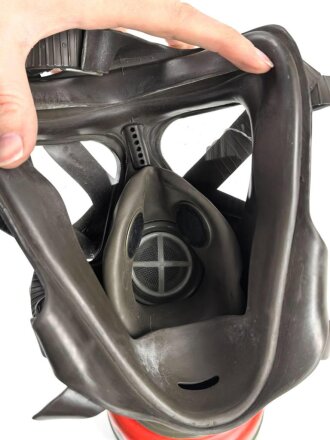 Bundeswehr, Gasmaske Modell 1965 mit Filter . Gebraucht, NUR FÜR DEKORATIONSZWECKE
