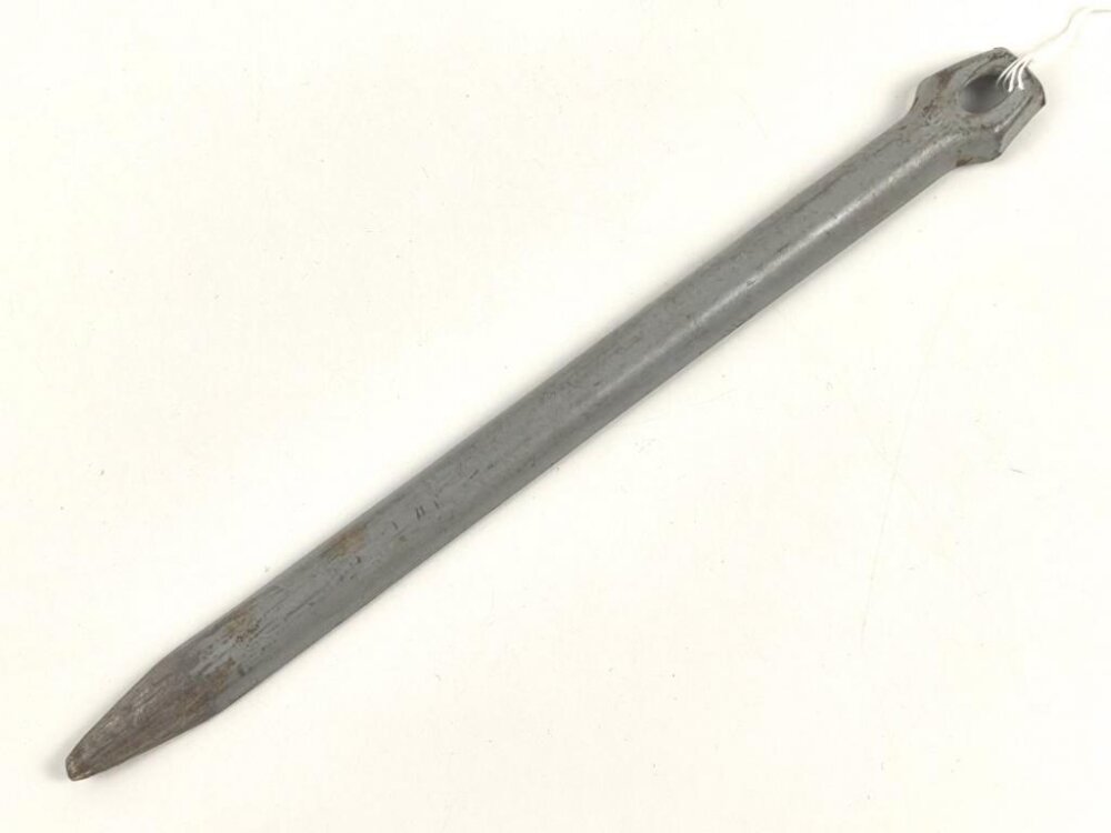 Zeltpflock Wehrmacht, Eisen lackiert, datiert 1941, 30,00