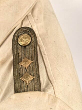 Kriegsmarine, weisses Jackett für einen Offizier. Stockfleckig, sonst guter Zustand, Eigentumsvermerk " Barnhäuser"
