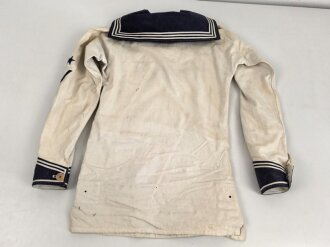 Kriegsmarine, weisses Hemd für einen Maschinenwaffen Gefreiten. Leicht stockfleckig und angeschmutzt, diverse kleine Löcher vorderseitig, der Brustadler wohl neuzeitlich vernäht