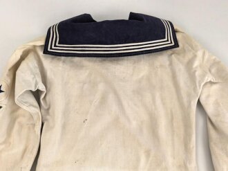 Kriegsmarine, weisses Hemd für einen Maschinenwaffen Gefreiten. Leicht stockfleckig und angeschmutzt, diverse kleine Löcher vorderseitig, der Brustadler wohl neuzeitlich vernäht