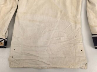 Kriegsmarine, weisses Hemd für einen Maschinenwaffen Gefreiten. Leicht stockfleckig und angeschmutzt, diverse kleine Löcher vorderseitig, der Brustadler wohl neuzeitlich vernäht
