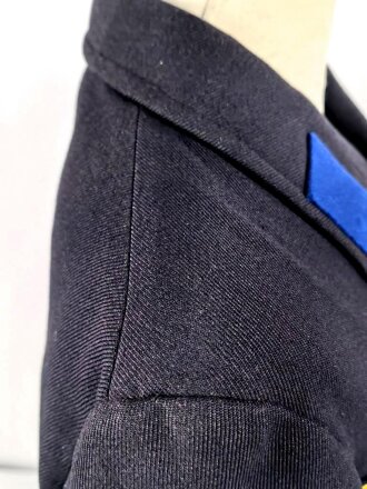 Kriegsmarine,  dunkelblauer Überzieher ( sogenannter Collani ) für einen Artilleriegefreiten. Eigentumstück in gutem Zustand, die Effekten höchstwahrscheinlich original vernäht