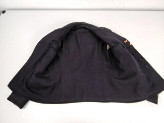 Kriegsmarine,  dunkelblauer Überzieher ( sogenannter Collani ) für einen Artilleriegefreiten. Eigentumstück in gutem Zustand, die Effekten höchstwahrscheinlich original vernäht