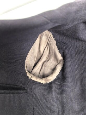 Kriegsmarine,  dunkelblauer Überzieher ( sogenannter Collani ) für einen Artilleriegefreiten. Eigentumstück in gutem Zustand, die Effekten höchstwahrscheinlich original vernäht