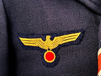 Kriegsmarine,  dunkelblauer Überzieher ( sogenannter Collani ) für einen Artilleriegefreiten. Eigentumstück in gutem Zustand, die Effekten höchstwahrscheinlich original vernäht