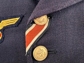 Kriegsmarine,  dunkelblauer Überzieher ( sogenannter Collani ) für einen Artilleriegefreiten. Eigentumstück in gutem Zustand, die Effekten höchstwahrscheinlich original vernäht