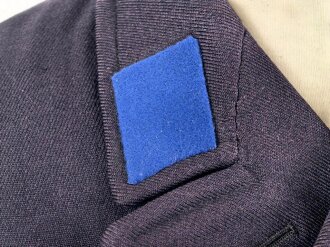 Kriegsmarine,  dunkelblauer Überzieher ( sogenannter Collani ) für einen Artilleriegefreiten. Eigentumstück in gutem Zustand, die Effekten höchstwahrscheinlich original vernäht