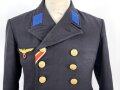 Kriegsmarine,  dunkelblauer Überzieher ( sogenannter Collani ) für einen Artilleriegefreiten. Eigentumstück in gutem Zustand, die Effekten höchstwahrscheinlich original vernäht