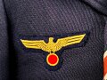 Kriegsmarine,  dunkelblauer Überzieher ( sogenannter Collani ) für einen Artilleriegefreiten. Eigentumstück in gutem Zustand, die Effekten höchstwahrscheinlich original vernäht