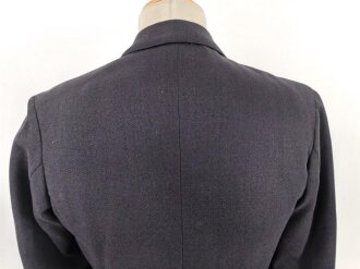 Kriegsmarine,  dunkelblaues Jackett mit zugehöriger Hose. Eigentumstücke, die Knöpfe wohl neuzeitlich ergänzt, der Brustadler scheinbar schon lange vernäht