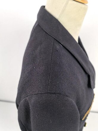 Kriegsmarine,  dunkelblaues Jackett mit zugehöriger Hose. Eigentumstücke, die Knöpfe wohl neuzeitlich ergänzt, der Brustadler scheinbar schon lange vernäht